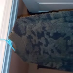 cozy sweater in leopard print in army green and black by Fate size M